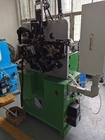 Machine filetée de fabrication de douille de vis de ressort automatique de cinq haches ancienne