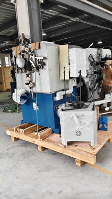 Machine à ressorts de compression à 3 axes équipée de pilotes entièrement numériques