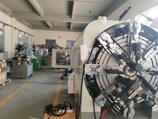 Machine multifonctionnelle de lovage de ressort de commande numérique par ordinateur avec des systèmes de bobine de rotation de fil