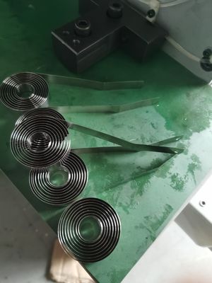 Ressort de commande numérique par ordinateur 5.5KW formant la main facultative de machine et les systèmes 200KG Decoiler